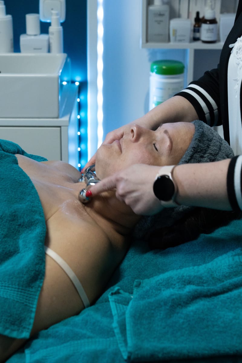 Apparative Behandlung an der Liege im NAKO Institut Strausberg