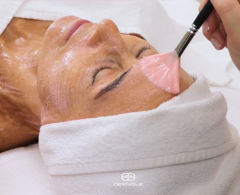 DEYNIQUE Gesichtsbehandlung mit Wirkstoffmaske