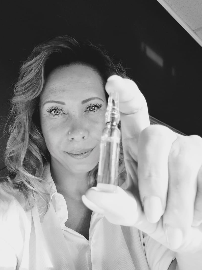 Stefanie Ernst, Inhaberin von NAKO Natural Kosmetik, mit einer Wirkstoff-Ampulle