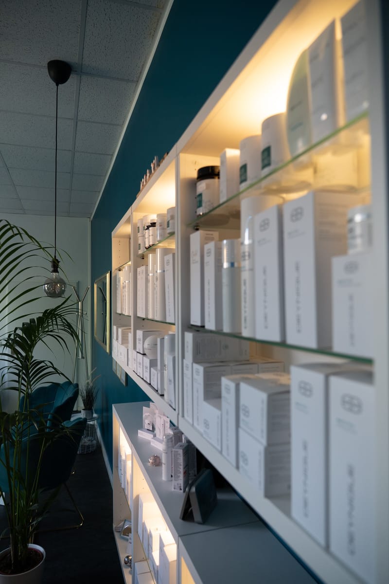 Beleuchtete Produktwand mit Pflegeserien im Institut